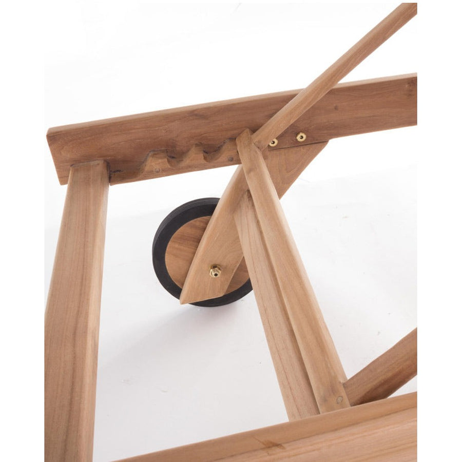 Részletfotó a négylépcsős dönthető fejtámláról és a gumival fedett teakfa kerekekről.