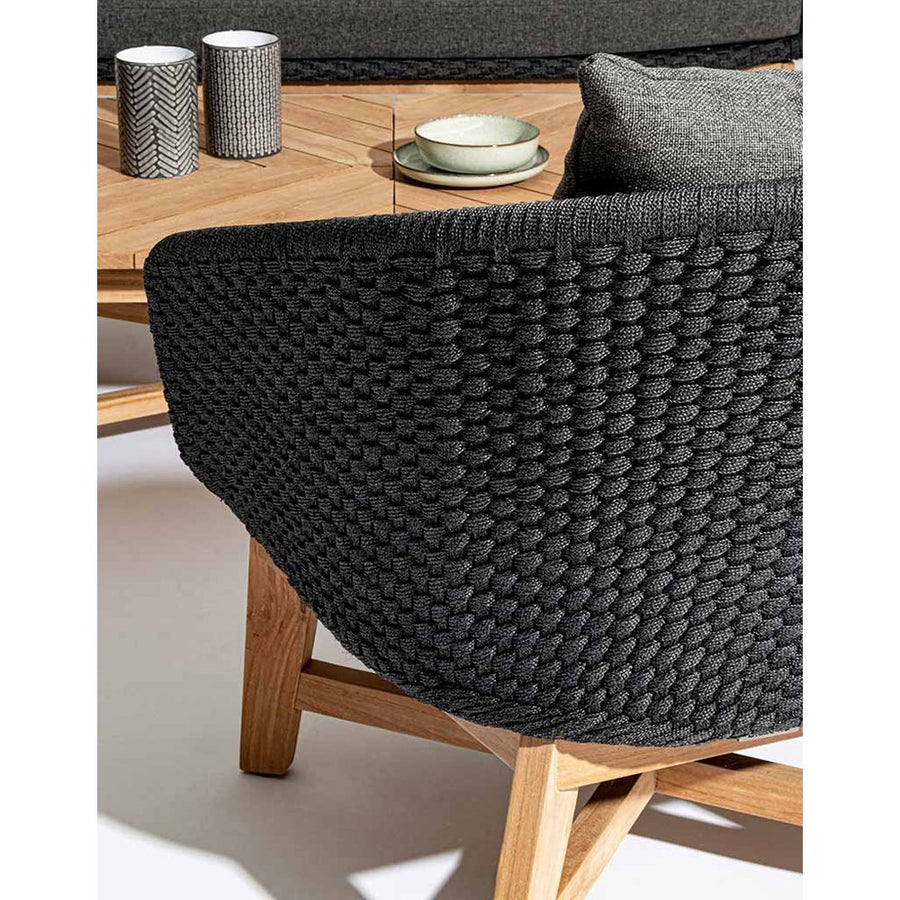 Modern lakásban álló skandináv stílusú kerti bútorok a Coachella kollekcióból.