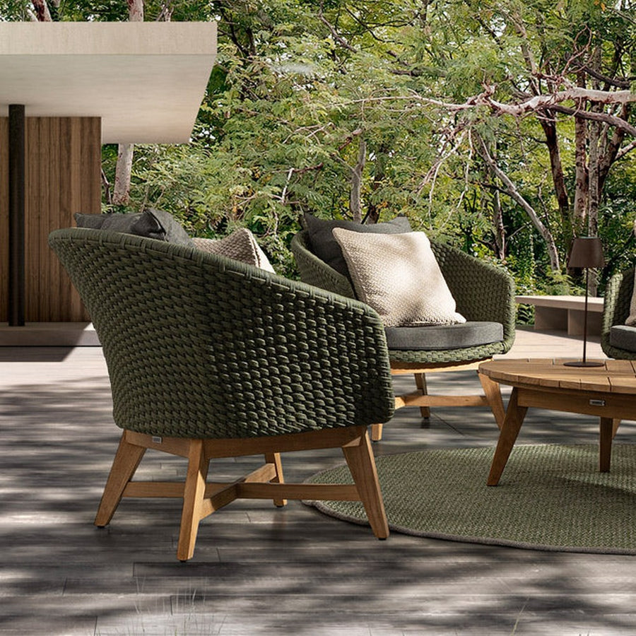 Medence partján álló négyrészes prémium ülőgarnitúra.