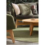 Medence partján álló négyrészes prémium ülőgarnitúra.