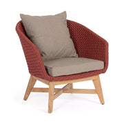 Design kerti fotel, skarlátvörös olefin kötélszövéssel, bézs színű ülő és hátpárnákkal.