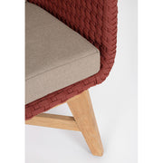 Design kerti fotel, skarlátvörös olefin kötélszövéssel, bézs színű ülő és hátpárnákkal.