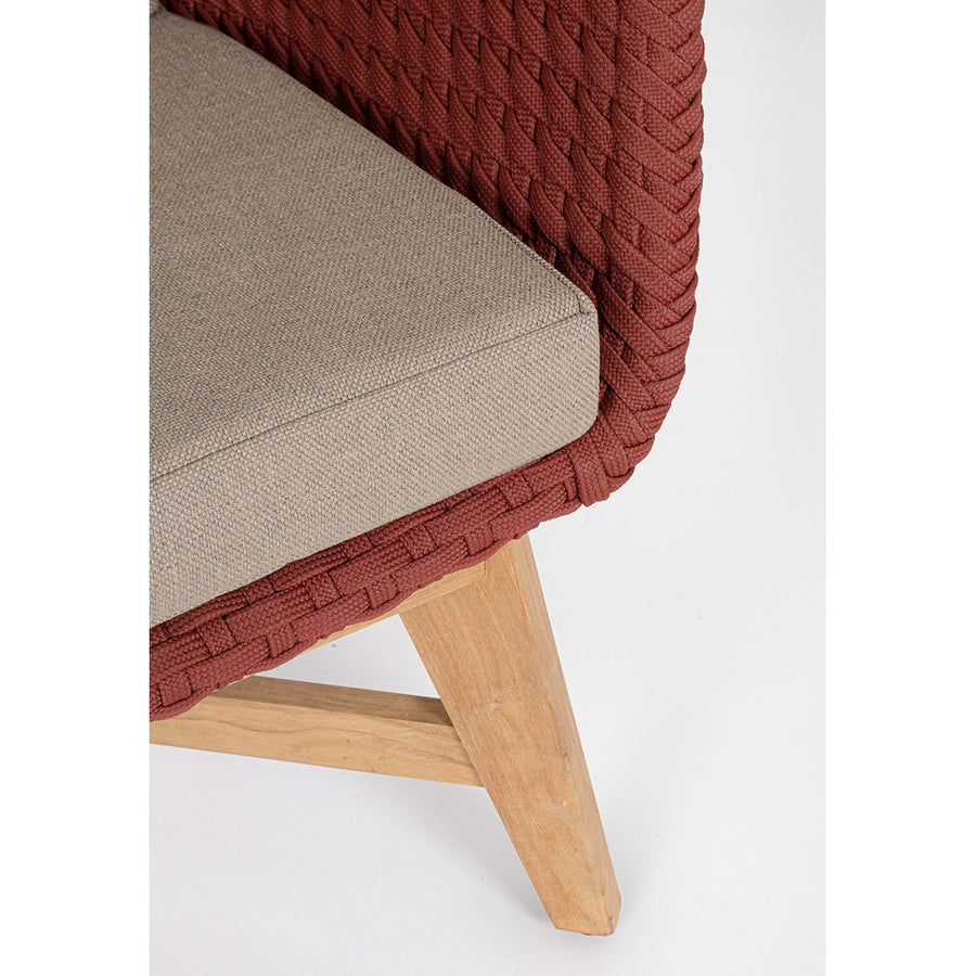 Design kerti fotel, skarlátvörös olefin kötélszövéssel, bézs színű ülő és hátpárnákkal.