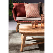 Árnyékos teraszon álló design kerti kanapé, előtérben a dohányzóasztallal.