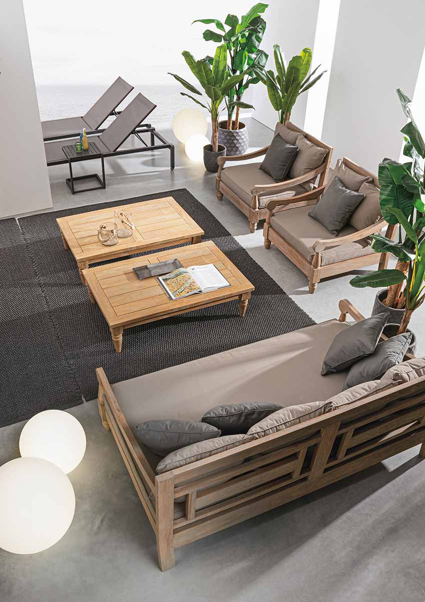 Nyitott teraszon álló oriental stílusú, teakfából készült Bali kerti ülőgarnitúra.