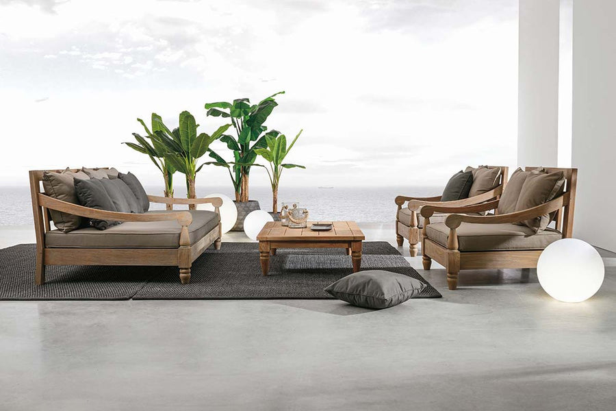 Tengerparti teraszon álló keleti stílusú, teakfából készült Bali ülőgarnitúra.