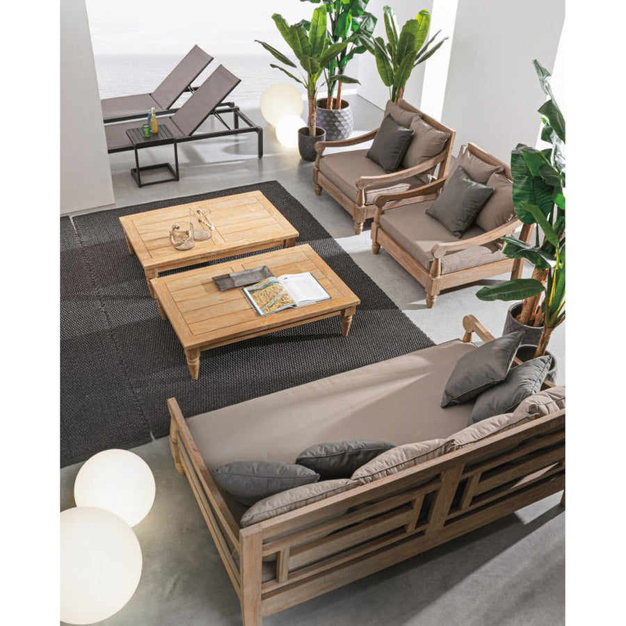 Nyitott teraszon álló oriental stílusú, teakfából készült Bali kerti ülőgarnitúra.