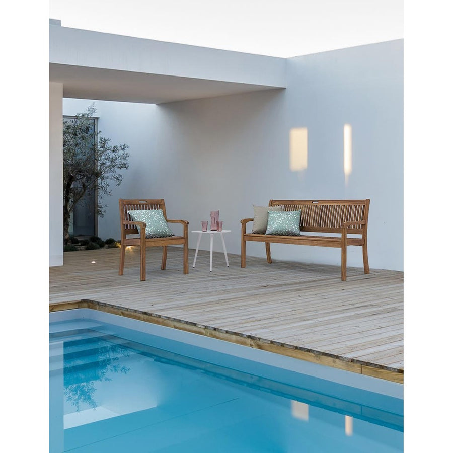 Medence szélén álló kortárs stílusú akácfa kerti pad.