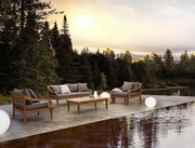 Tóparton álló, keleti stílusú, teakfából készült Karuba kerti ülőgarnitúra.