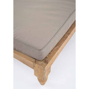 Részletfotó a két darabos, keleti stílusú teakfa pihenőágy lábáról és matracáról.