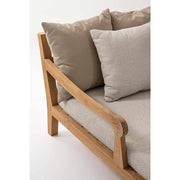 Részletkép a kerti pihenőágy karfájáról és hátpárnáiról.