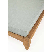 Részletfotó a két darabos, keleti stílusú teakfa pihenőágy lábáról és matracáról.