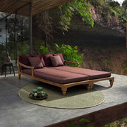 Keleti stílusú, teakfa pihenőágy, bordó színű párnákkal erdei teraszon. 