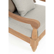 Keleti stílusú teakfa fotel részlete a karfával és az ülőpárnával.