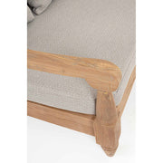 A fotel részletfotója, a homokfúvott karfáról, lábakról és a bézs olefin szövetről.