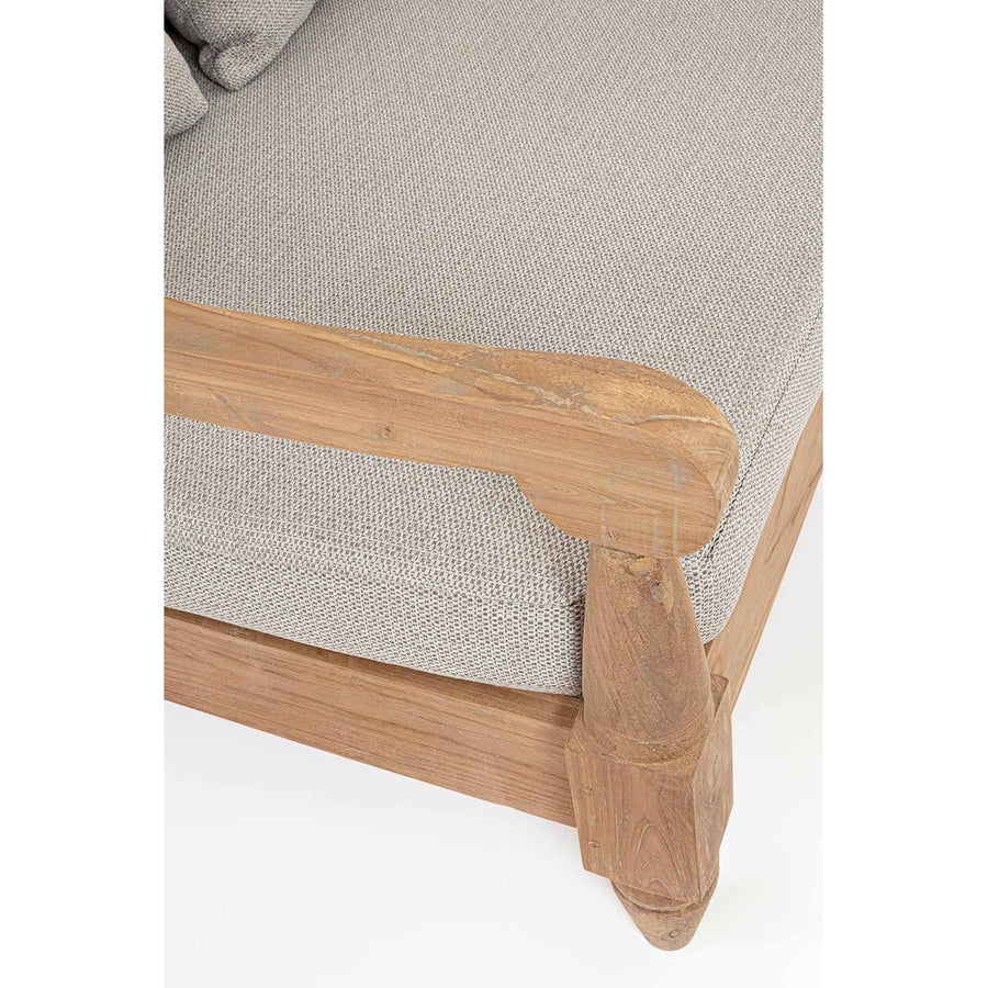 A fotel részletfotója, a homokfúvott karfáról, lábakról és a bézs olefin szövetről.