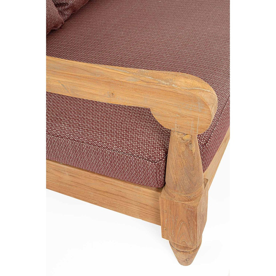 A fotel részletfotója, a homokfúvott karfáról, lábakról és a bordó olefin szövetről.