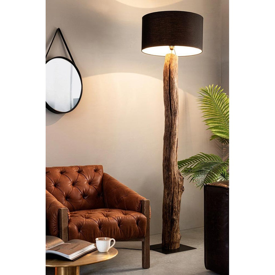 Loft stílusú nappaliban álló kortárs mangófa állólámpa.