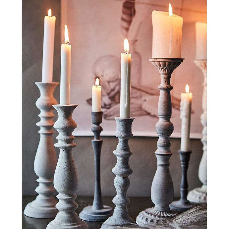 Vintage stílusú gyertyatartókon lobogó sztearin alapú gyertyák.