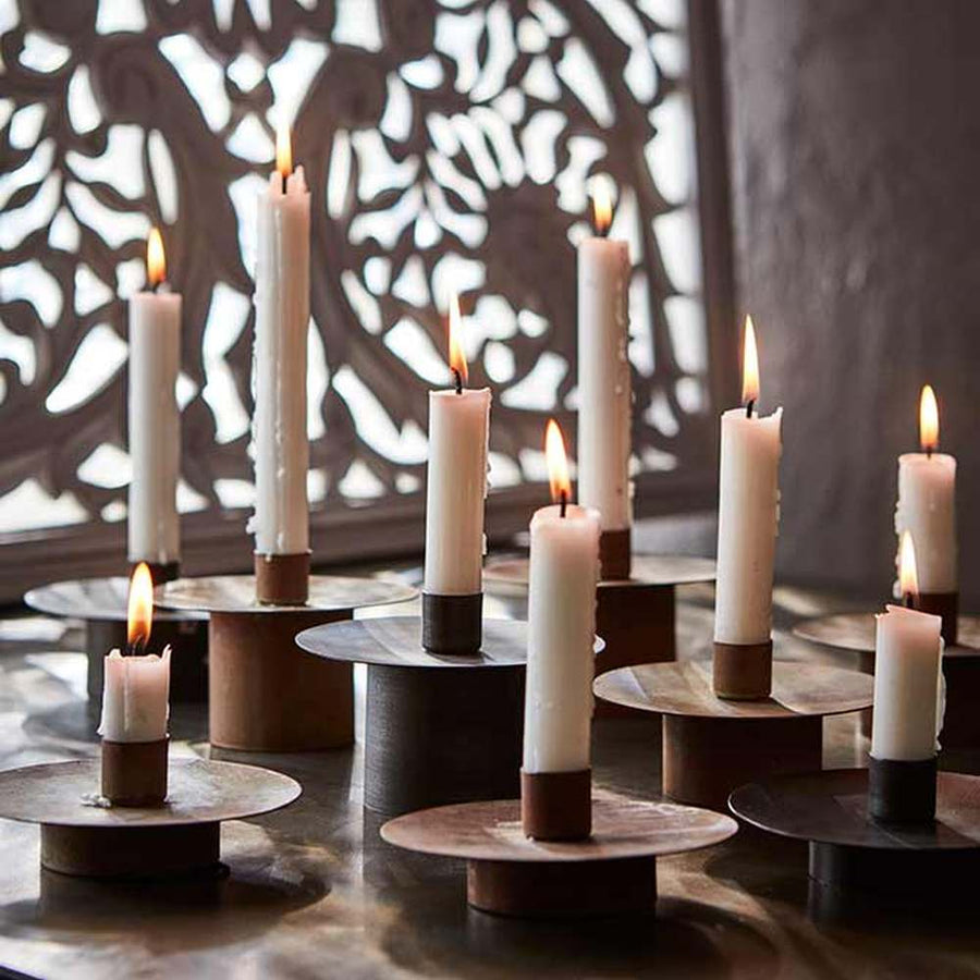 Vintage gyertyatartókon lobogó sztearin gyertyák.