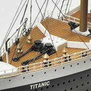 Fából és fémből készült, részletgazdag hajómodell a világhírű Titanic nevű hajóról.