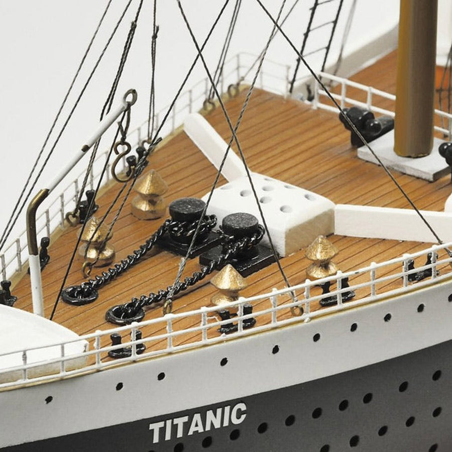 Fából és fémből készült, részletgazdag hajómodell a világhírű Titanic nevű hajóról.