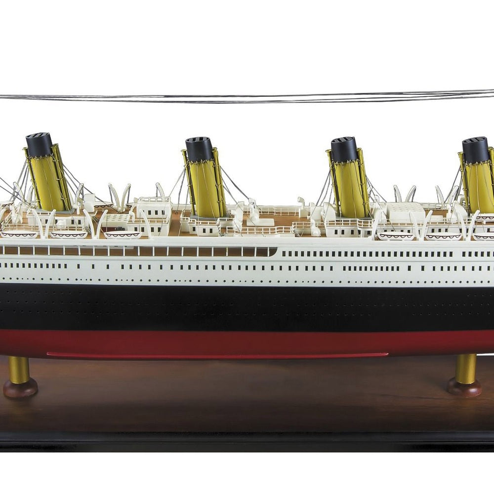 Fából és fémből készült, részletgazdag hajómodell a világhírű Titanic nevű hajóról.