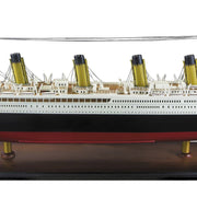 Fából és fémből készült, részletgazdag hajómodell a világhírű Titanic nevű hajóról.