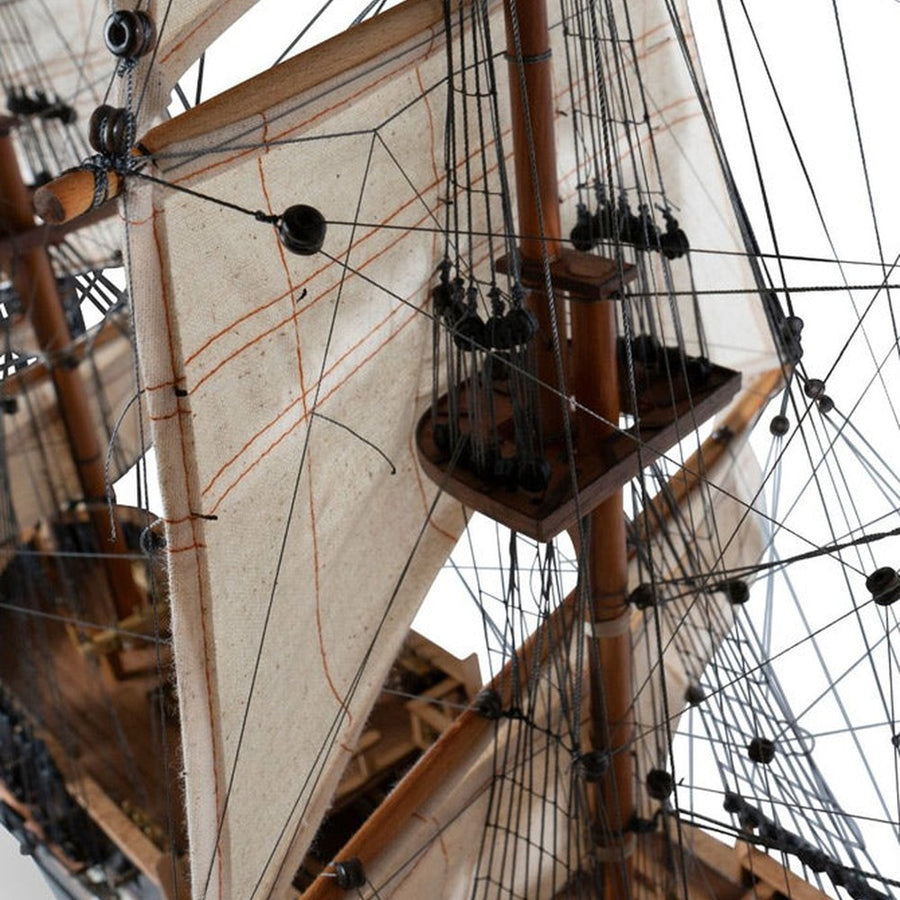 A központi árbóckocárról készült részletfotó.