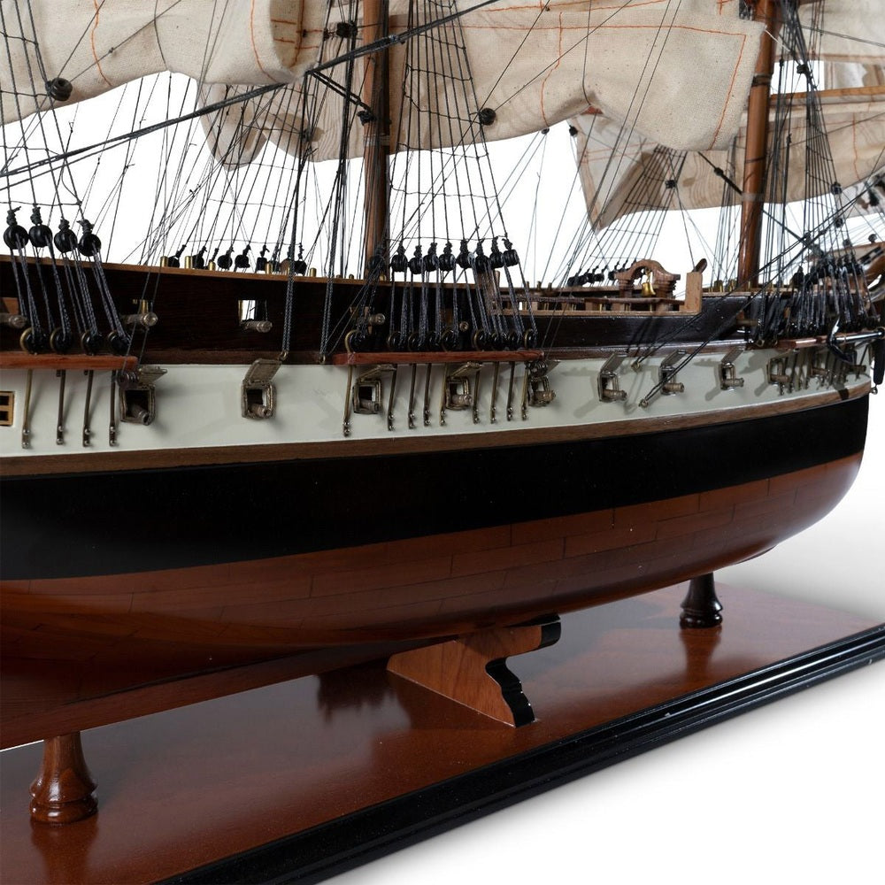 Az USS Constellation fregattról készült, óriás méretű, részletgazdag kézműves modell.