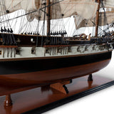 Az USS Constellation fregattról készült, óriás méretű, részletgazdag kézműves modell.
