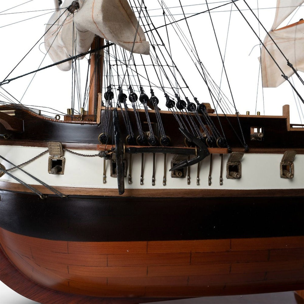 Az USS Constellation fregattról készült, óriás méretű, részletgazdag kézműves modell.