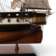 Az USS Constellation fregattról készült, óriás méretű, részletgazdag kézműves modell.