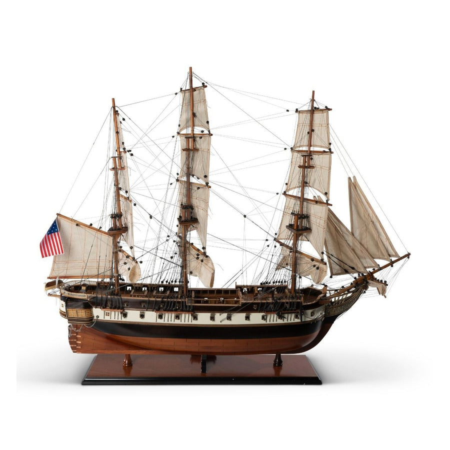 Az USS Constellation fregattról készült, óriás méretű, részletgazdag kézműves modell.