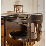 Íróasztalon álló 16. századi földgömb-replika.