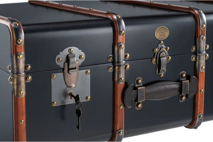 Századfordulós utazóláda stílusban készült, fekete és mahagóni színű dohányzóasztal sárgaréz vasalatainak részlete.