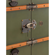 Századfordulós utazási bőröndök stílusában készült, zöld és mahagóni színű többfukciós bárszekrény sárgaréz vasalatainak részlete.