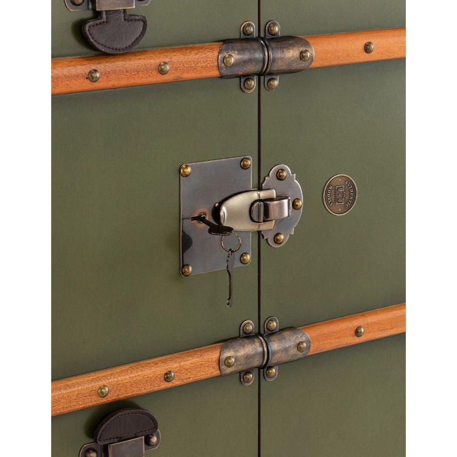 Századfordulós utazási bőröndök stílusában készült, zöld és mahagóni színű többfukciós bárszekrény sárgaréz vasalatainak részlete.