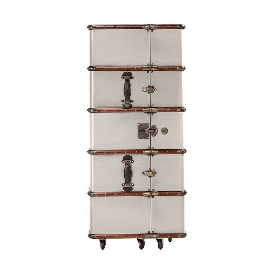 Századfordulós utazási bőröndök stílusában készült, törtfehér és mahagóni színű többfukciós bárszekrény zárt állapotban.