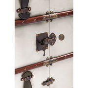 Századfordulós utazási bőröndök stílusában készült, törtfehér és mahagóni színű többfukciós bárszekrény sárgaréz vasalatai.