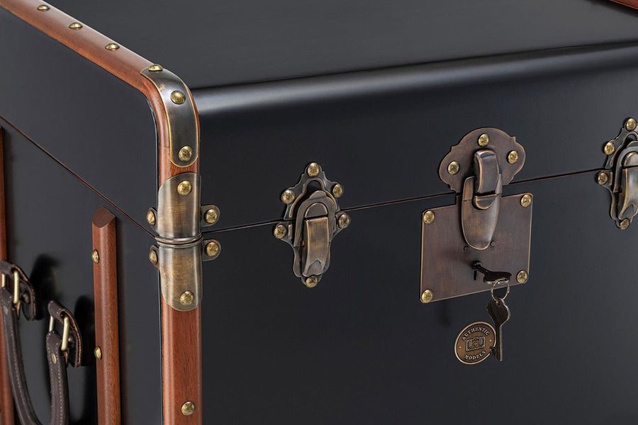 Prémium kategóriás, fekete színű utazóláda sárgaréz vasalatokkal 