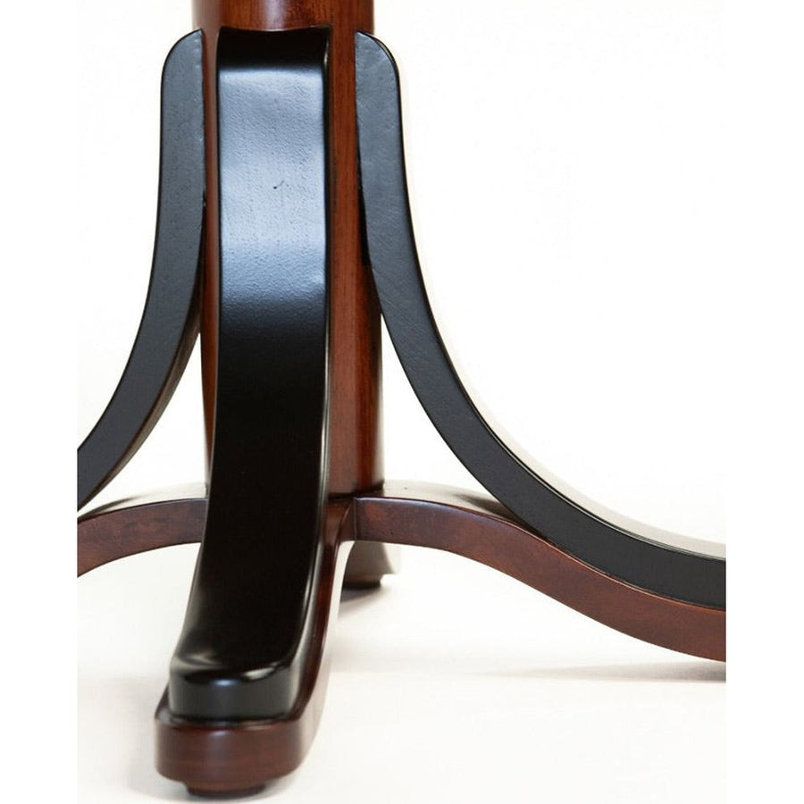 Juharfából készült, 55 cm átmérőjű lerakóasztal oszlopláb részlete.