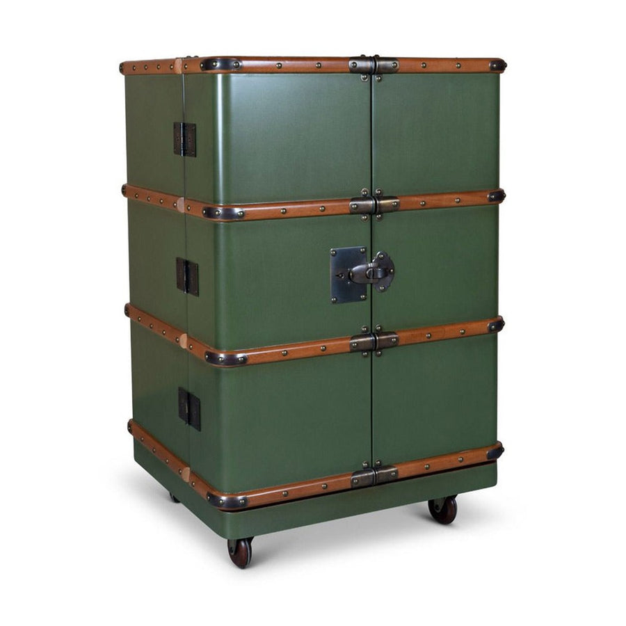 Századfordulós utazási bőröndök stílusában készült, zöld és mahagóni színű többfukciós bárszekrény zárt állapotban.