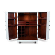 Századfordulós utazási bőröndök stílusában készült, törtfehér és mahagóni színű többfukciós bárszekrény nyitva.