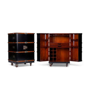 Századfordulós utazási bőröndök stílusában készült, fekete és mahagóni színű többfukciós bárszekrény görgőkön.