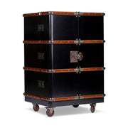 Századfordulós utazási bőröndök stílusában készült, fekete és mahagóni színű többfukciós bárszekrény görgőkön.