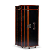 Századfordulós utazási bőröndök stílusában készült, fekete és mahagóni színű többfukciós bárszekrény zárt állapotban.