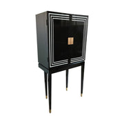 Fából készült, art deco stílusú, fényes fekete bárszekrény, fehér díszítősávokkal.