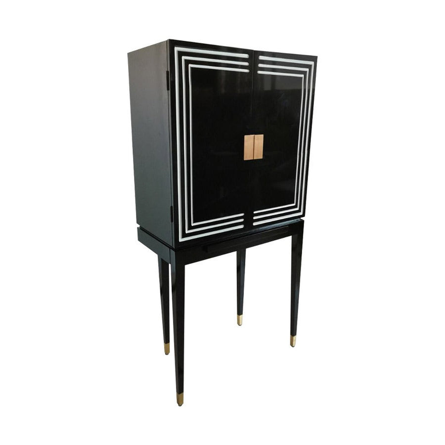 Fából készült, art deco stílusú, fényes fekete bárszekrény, fehér díszítősávokkal.