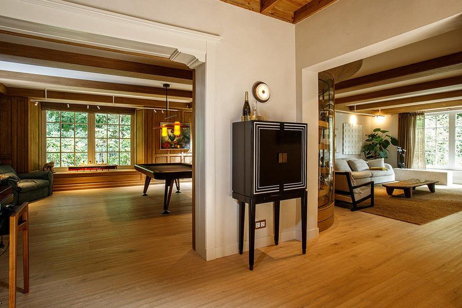 Vintage stílusú közelekedőben álló art deco stílusú bárszekrény.